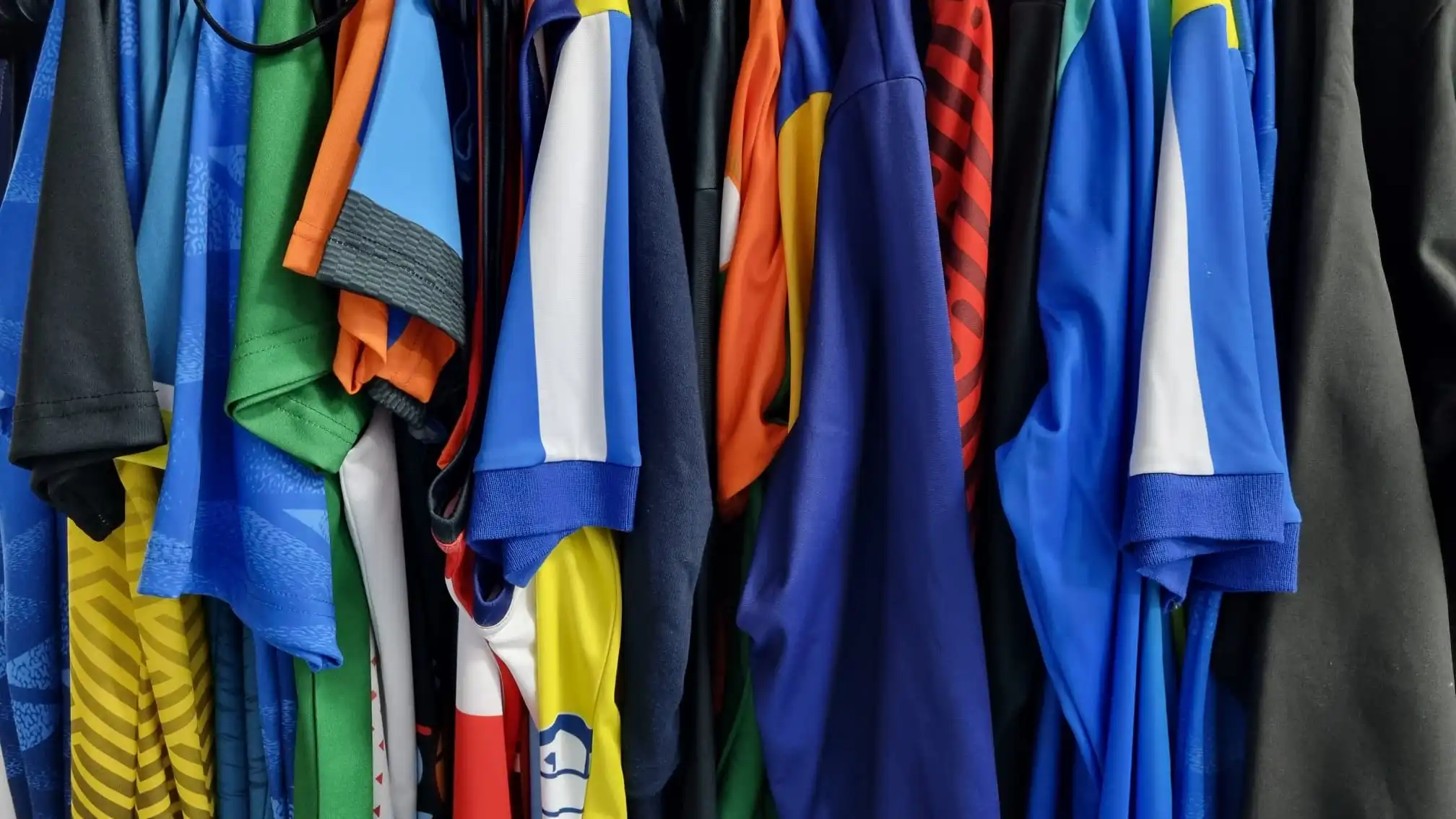 Cómo se fabrica y personaliza la ropa deportiva?
