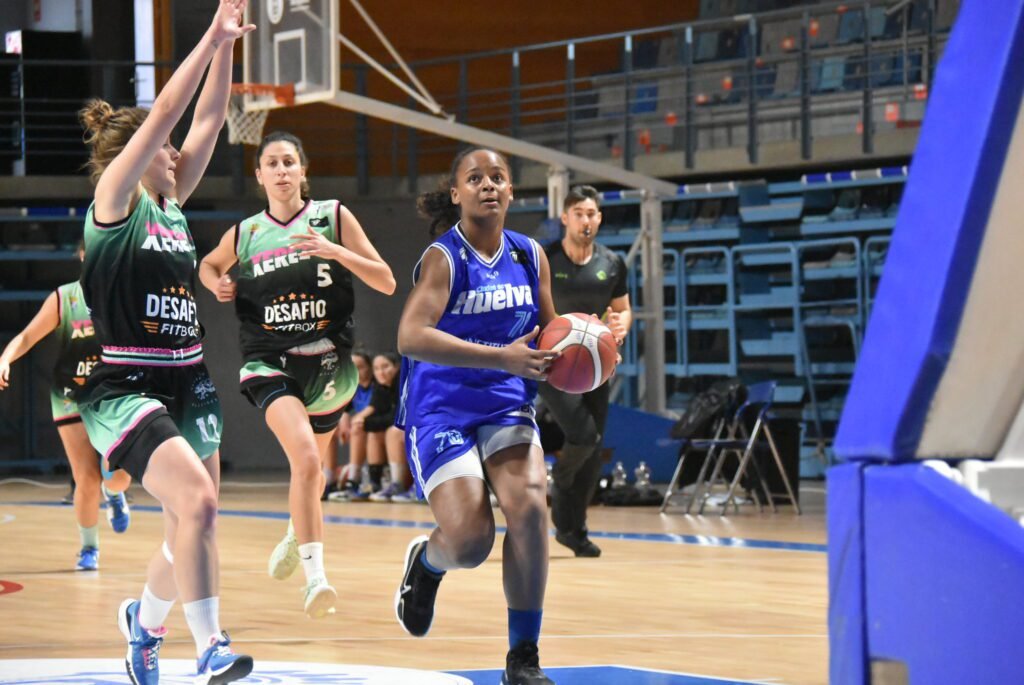 Partido de baloncesto con equipaciones personalizadas Besten10