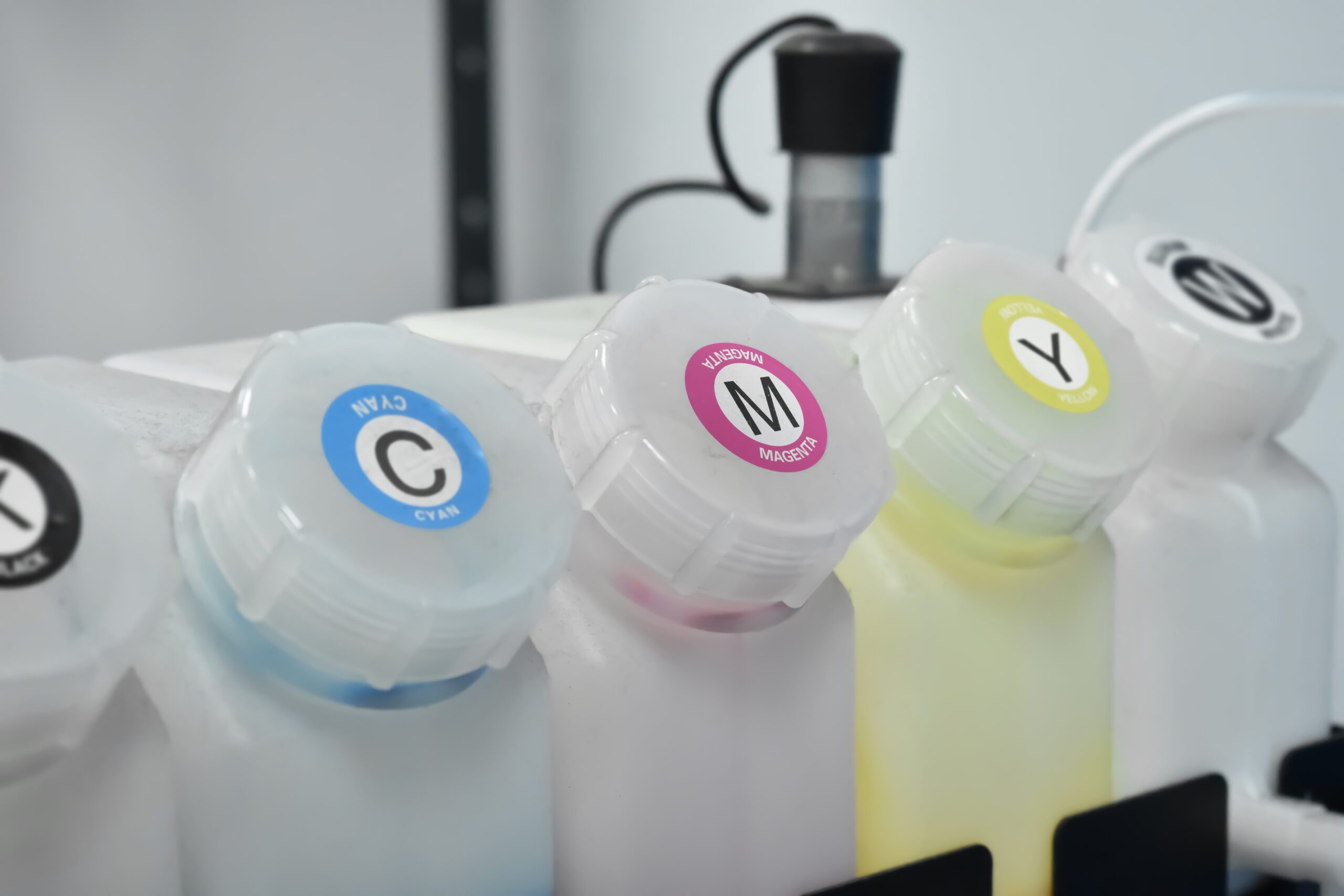 Tanques de tinta especializados para impresoras DTF, esenciales para crear diseños vibrantes y duraderos en prendas deportivas personalizadas. Estos tanques permiten trabajar con una amplia gama cromática, incluyendo tintas blancas para resultados excepcionales en telas oscuras.