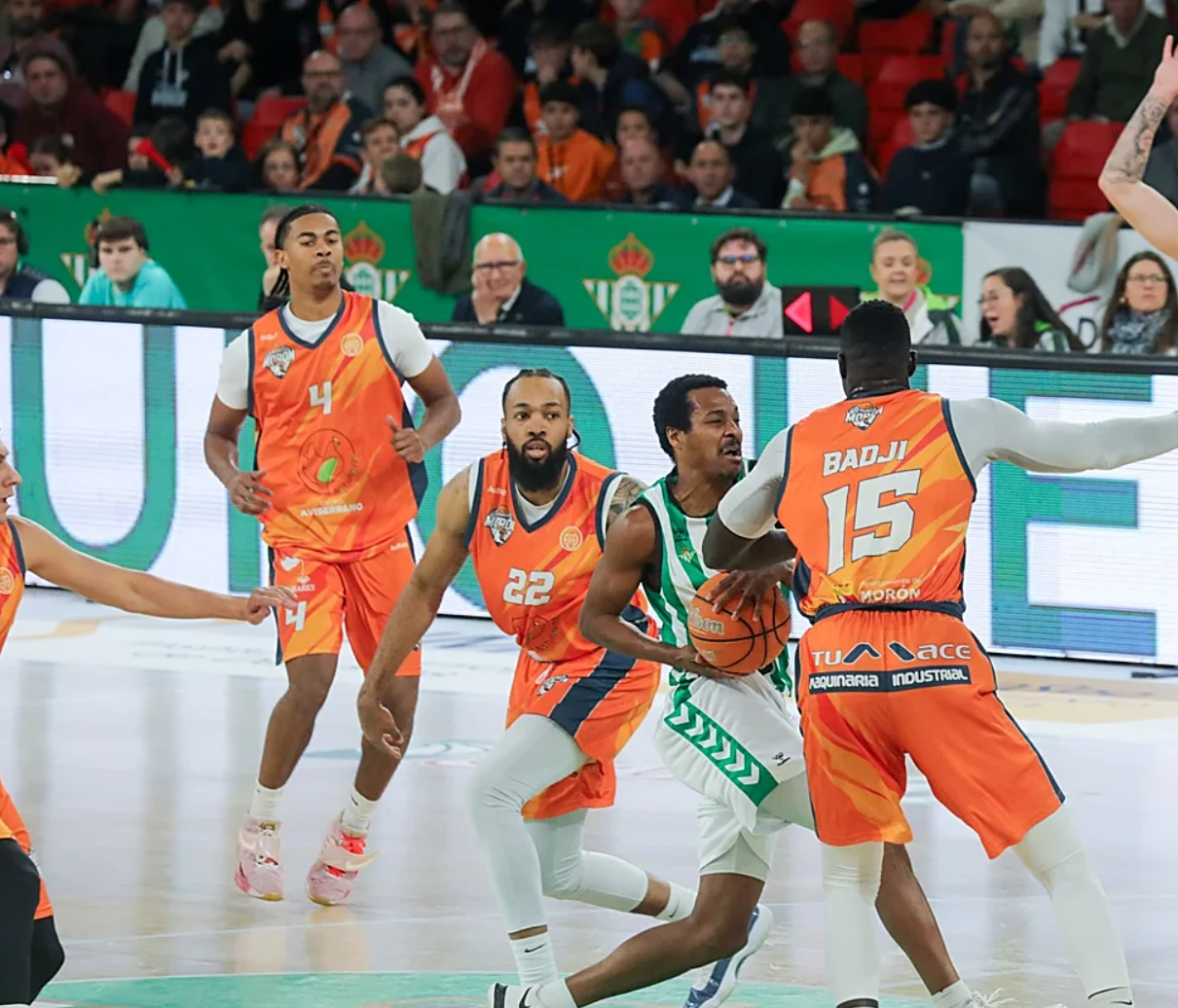 Jugadores del CB Morón en partido con equipación de baloncesto Besten10