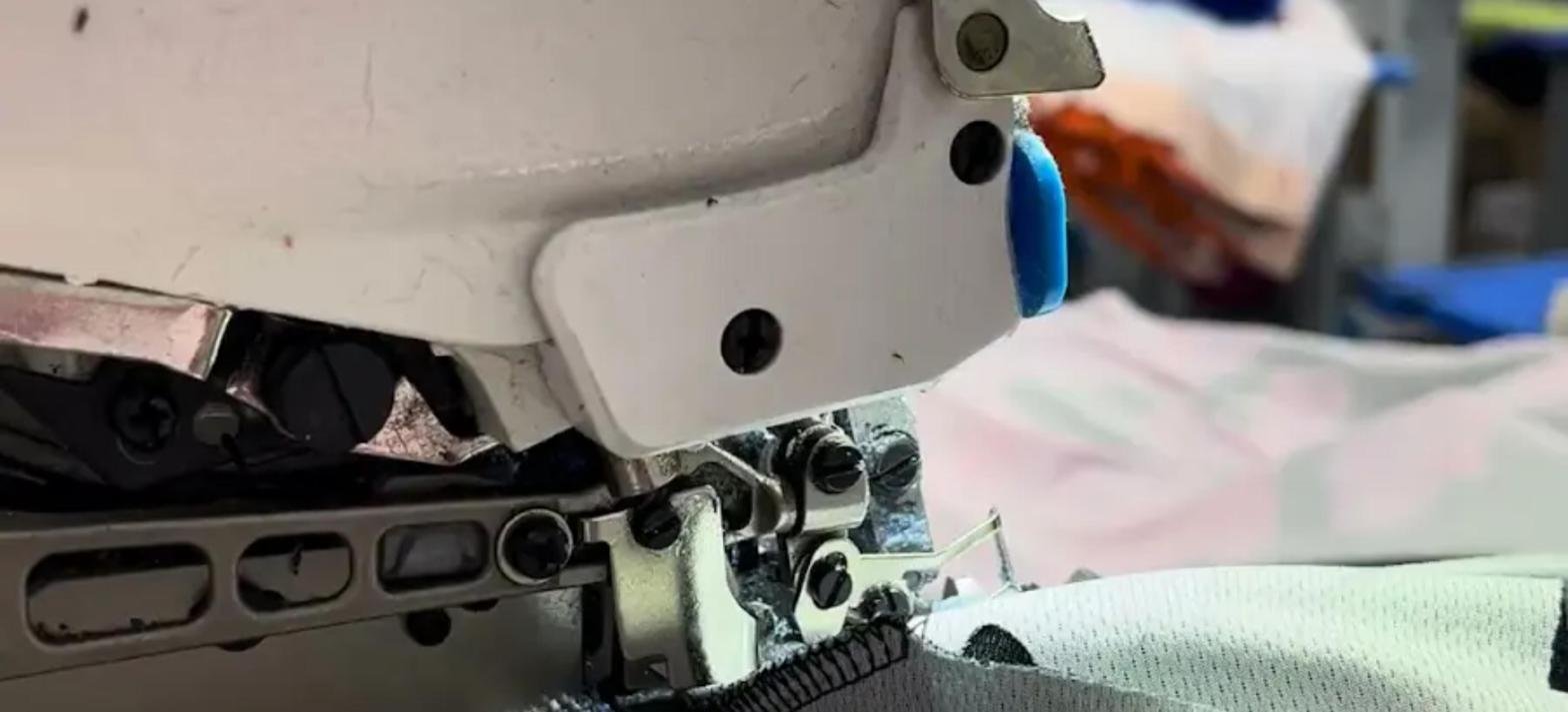 Confección de ropa deportiva en el taller de Besten10 en Huelva