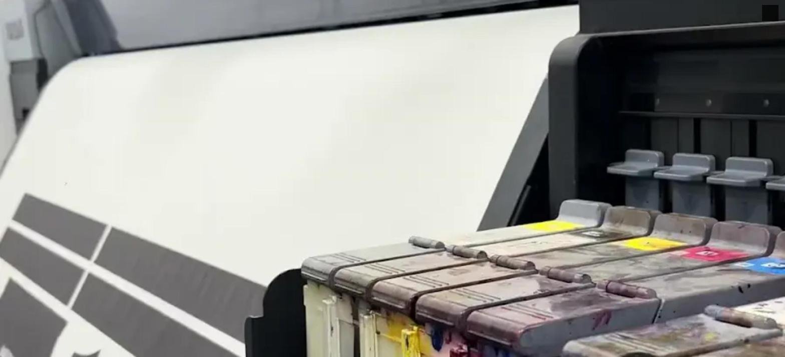 Plotter de sublimación imprimiendo el papel con tintas de sublimación